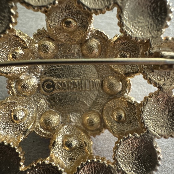1973 Vintage Sarah Coventry Gold Tone, Domed Brooch/Pin W/many White FAUX Pearls - Picture 4 of 4